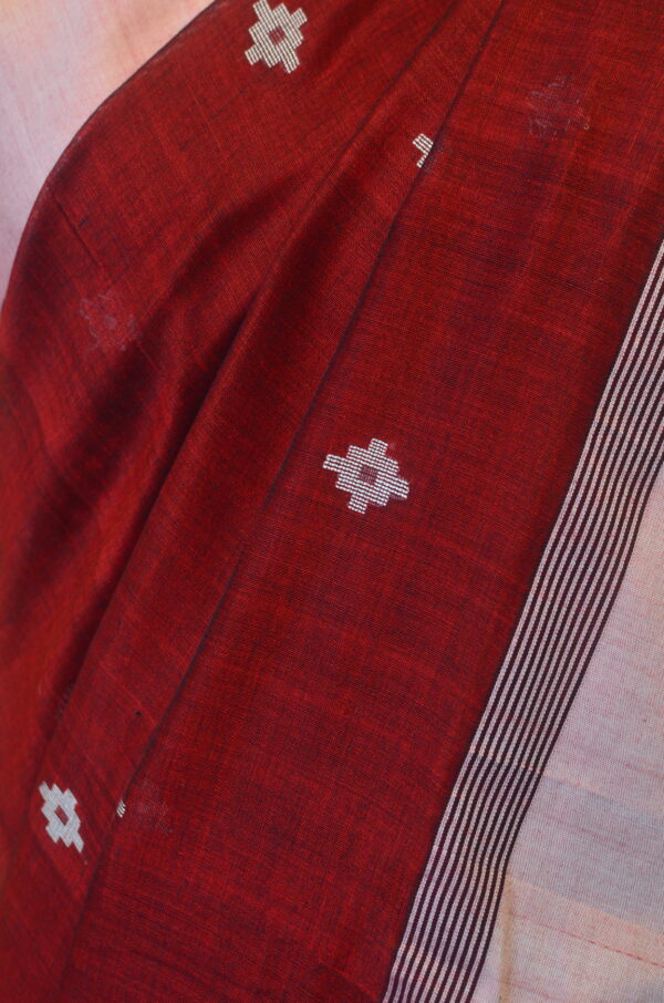 Maroon soft cotton saree with white and maroon dual tone border - Image 6