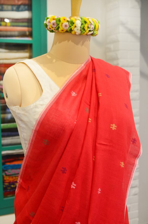 Hand spun and hand-woven red coloured soft cotton saree - Image 5