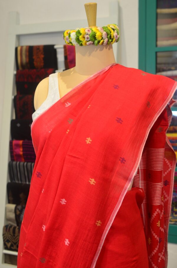 Hand spun and hand-woven red coloured soft cotton saree - Image 4