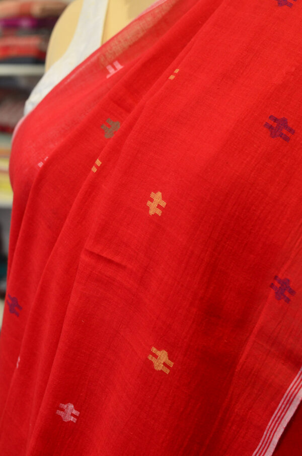Hand spun and hand-woven red coloured soft cotton saree - Image 3