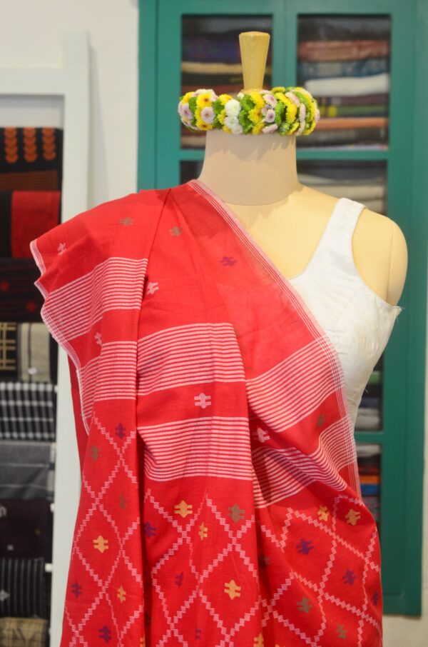 Hand spun and hand-woven red coloured soft cotton saree - Image 2