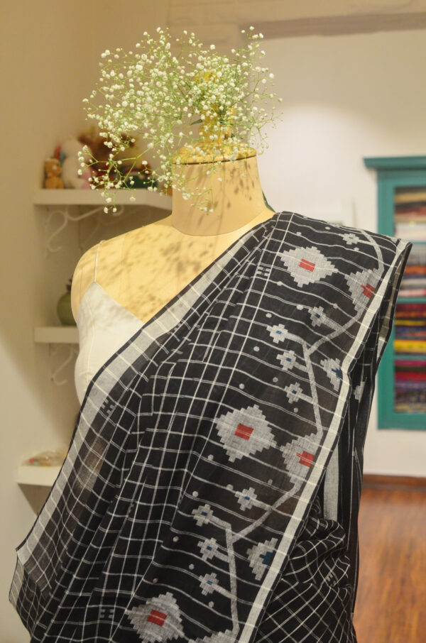 Black check jamdani saree with broad jamdani border and Pallu - Image 6