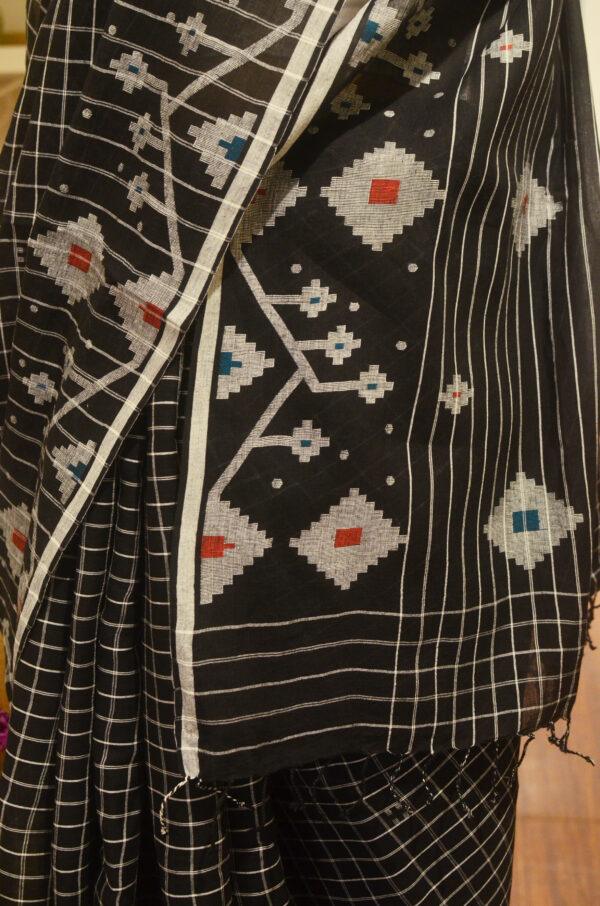 Black check jamdani saree with broad jamdani border and Pallu - Image 5
