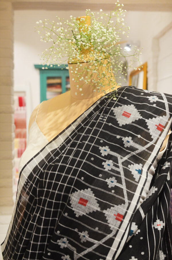 Black check jamdani saree with broad jamdani border and Pallu - Image 4