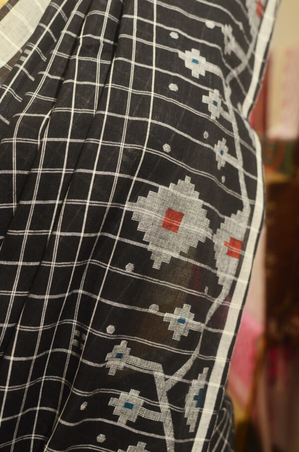 Black check jamdani saree with broad jamdani border and Pallu - Image 3