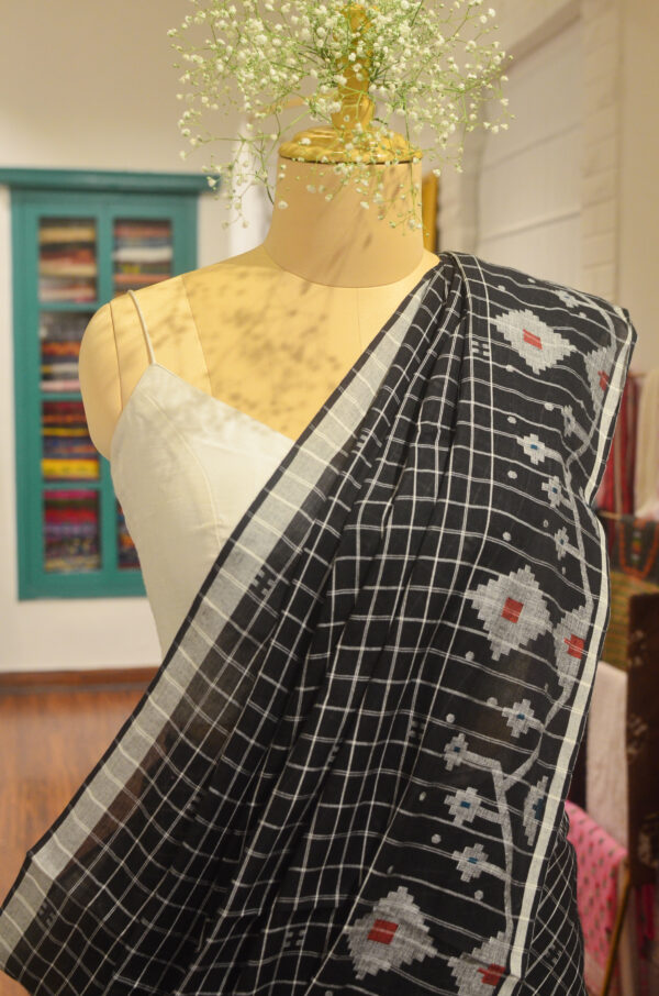 Black check jamdani saree with broad jamdani border and Pallu - Image 2