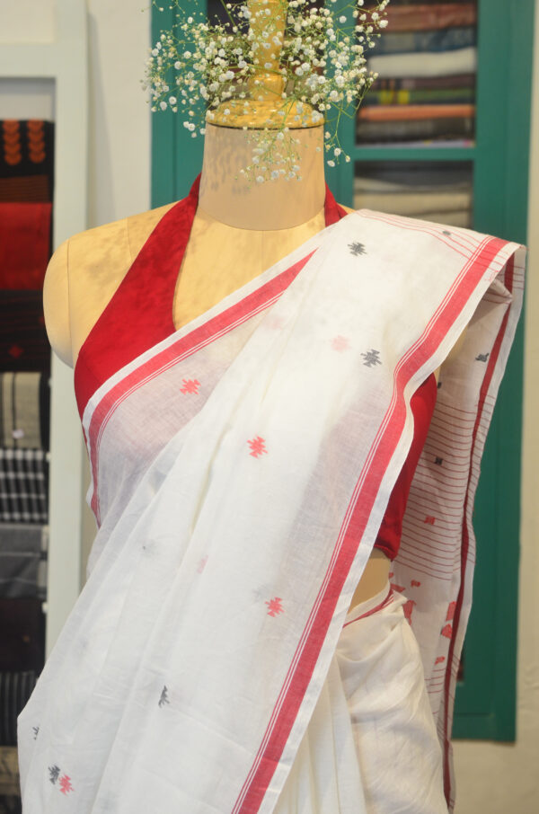 Hand spun and hand-woven Milk white soft cotton saree - Image 2