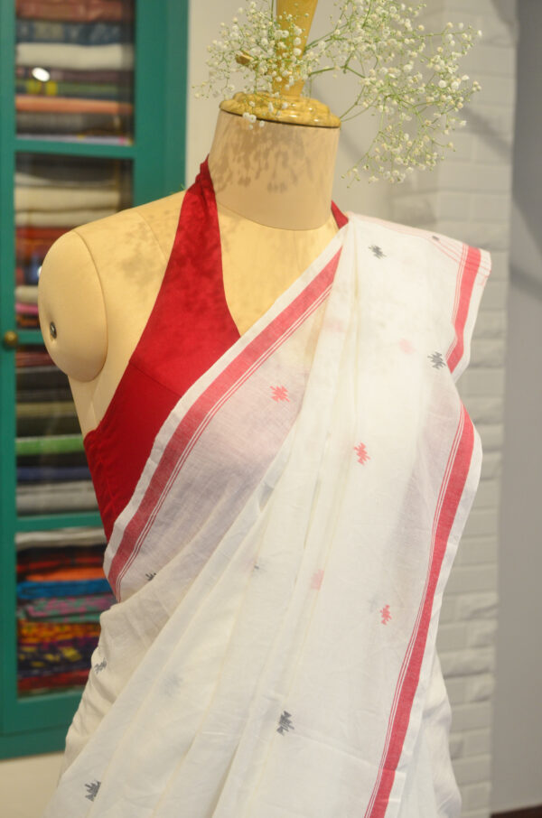 Hand spun and hand-woven Milk white soft cotton saree - Image 3