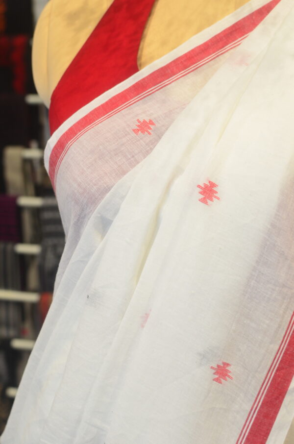 Hand spun and hand-woven Milk white soft cotton saree - Image 4