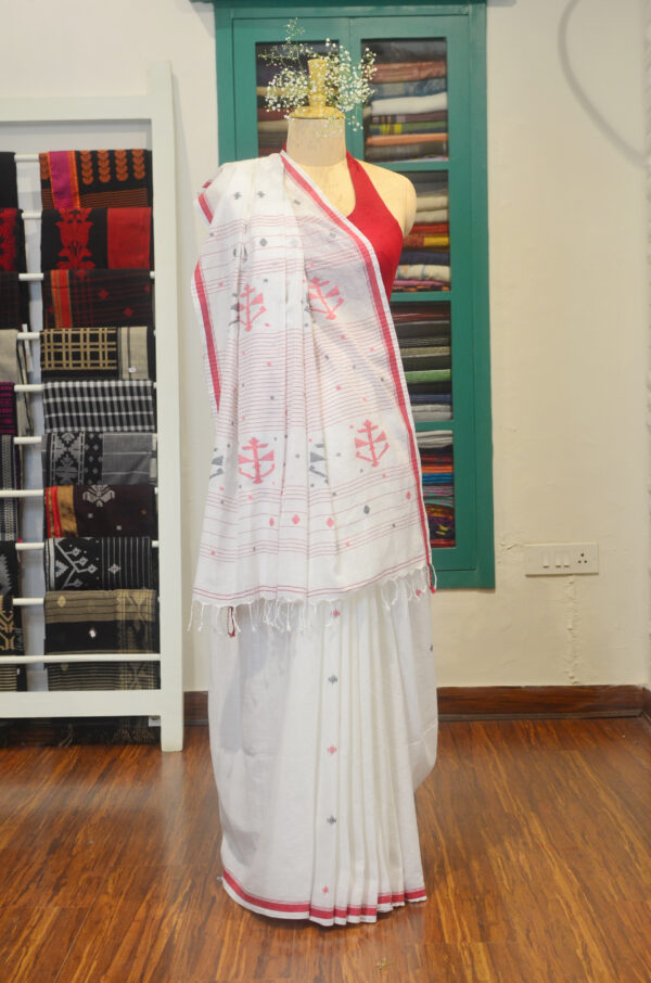 Hand spun and hand-woven Milk white soft cotton saree - Image 5