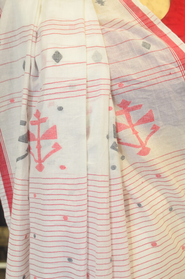 Hand spun and hand-woven Milk white soft cotton saree - Image 6