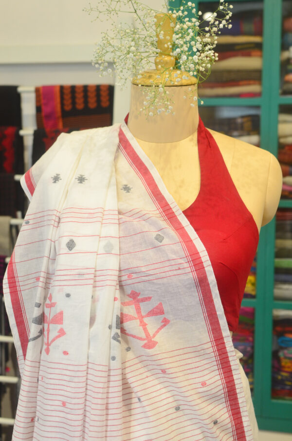 Hand spun and hand-woven Milk white soft cotton saree - Image 7