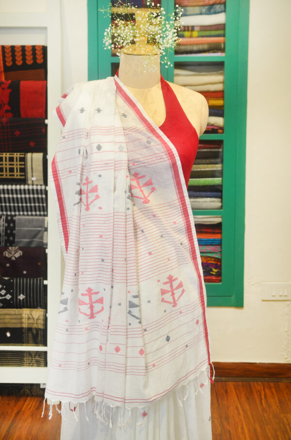 Hand spun and hand-woven Milk white soft cotton saree - Image 8