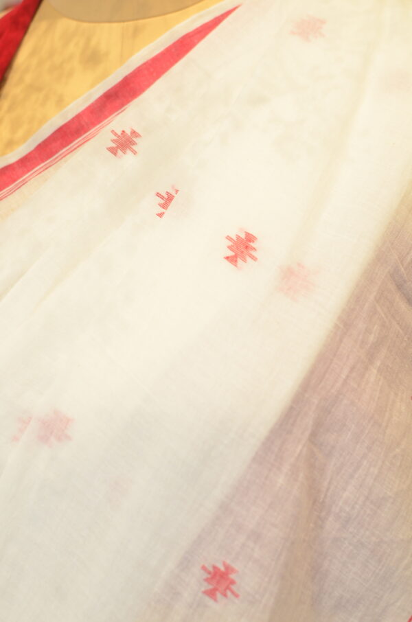 Hand spun and hand-woven. Milk white soft cotton saree - Image 4