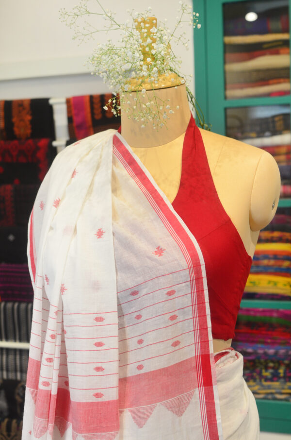 Hand spun and hand-woven. Milk white soft cotton saree - Image 6
